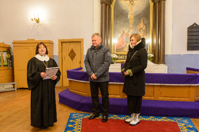 Järva praost Katrin-Helena Melder annab üle tänukirja Aadu Juhkentalile ja Ruth Sahinile.png