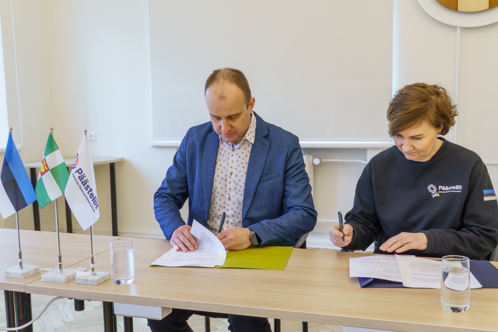 Türi vallavanem Sulo Särkinen ja Päästeliidu juhatuse esimees Piia Kallas koostöölepingut allkirjastamas..jpg