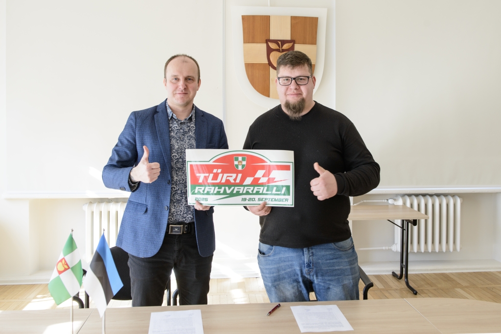 Türi vallavanem Sulo Särkinen ja MTÜ Türi Rahvaralli juhatuse liige Pärt Õlekõrs Türi Rahvaralli värske logoga vahetult pärast koostöölepingu allkirjastamist..jpg