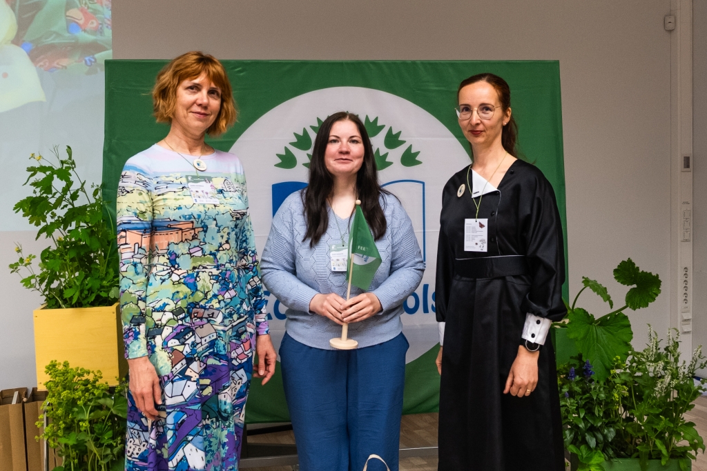 Pildil keskel Väätsa lasteaed Paikäpp direktori kohusetäitja Kärt Sarapik Tartu Loomemajas rohelipu saamisel.jpg