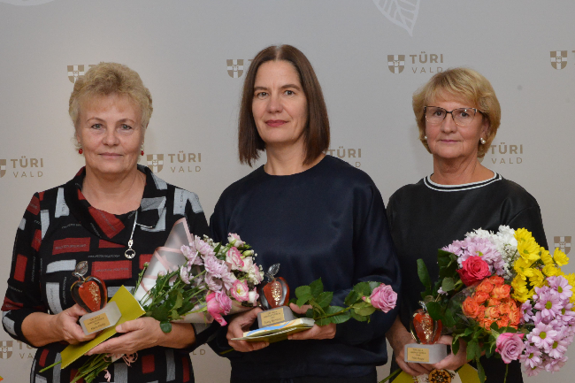 Türi valla hariduspreemia laureaadid 2024. Vasakult- Karin Koitla, Evely Siimsoo ja Pille Kupp.png