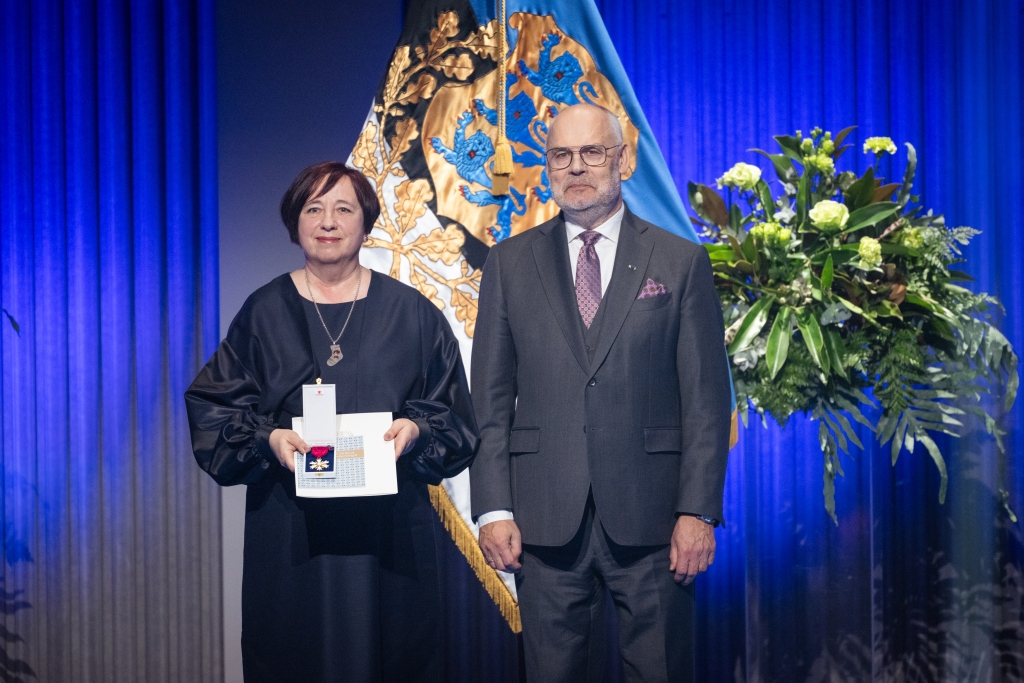 14.02.2026 Presidendi teenetemärkide tseremoonia. Pärandtehnoloog ja rahvusliku käsitöö edendaja, Saara Kirjastuse käsitööraamatute toimetaja Anu Pink_Valgetähe V klass. Foto_ Raigo Pajula.jpg