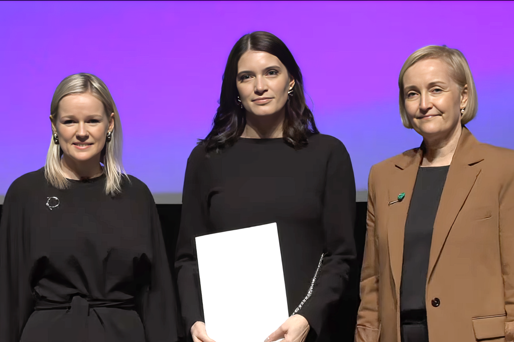 Aasta Hoolija kategooria nominent Birgit Jürjens minister Kristina Kallasega.png
