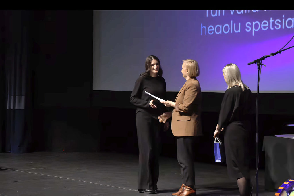 Aasta Hoolija nominent Birgit Jürjens tunnustust vastu võtmas.png