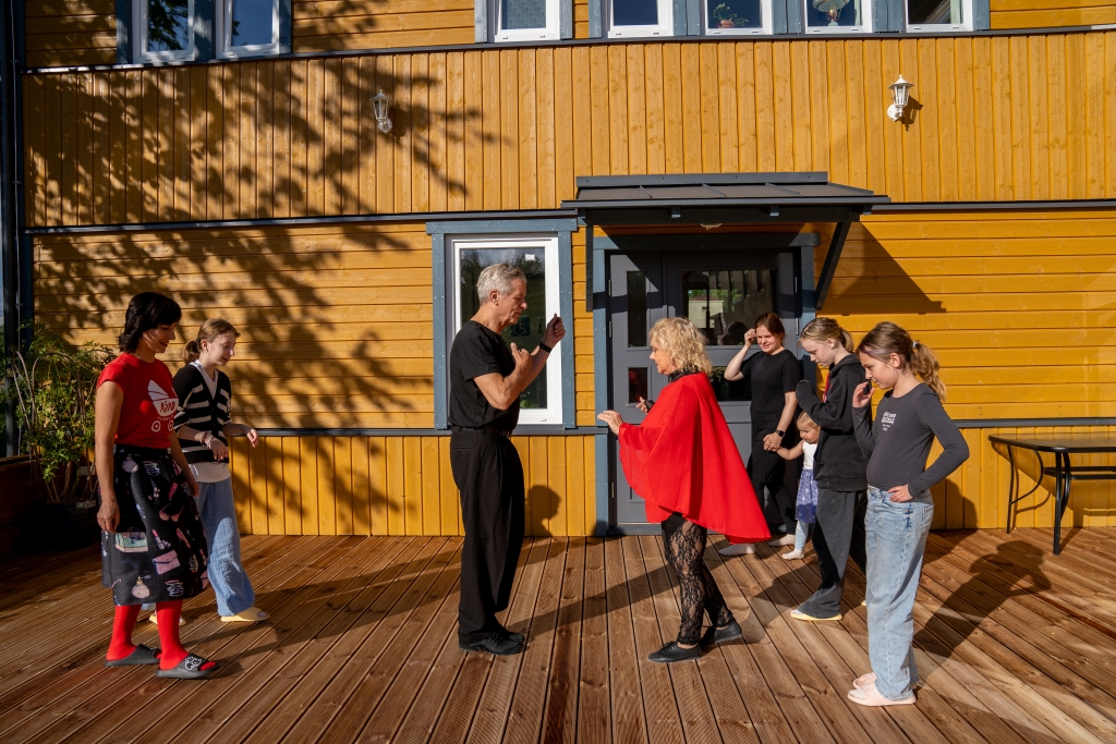 Tangoõpetaja Marilu Fischer juhendab Käru terrassil toimunud tantsutunnis osalejaid, kes harjutavad samme päikeselisel õhtupoolikul.jpg