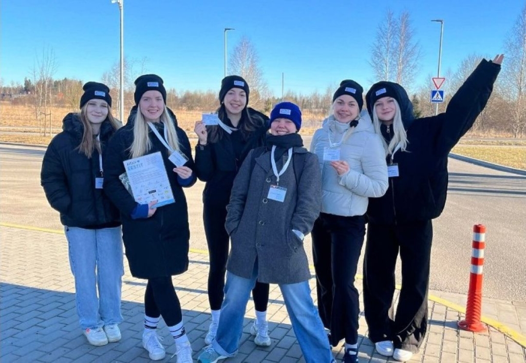 Aitan Eestit MTÜ tudengid heategevuskampaaniat tutvustamas.jpg