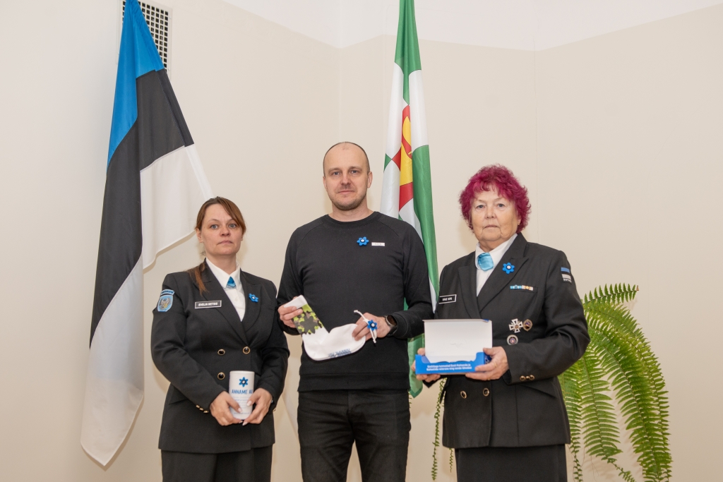 Vasakult Naiskodukaitse Järva ringkonna Türi jaoskonna naiskodukaitsja Evelin Metsis, Türi vallavanem Sulo Särkinen ja naiskodukaitsja Sirje Kips Sinilillekampaania ajal Türi vallamajas..jpg