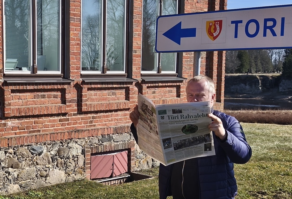Mees loeb Türi Rahvalehte.jpg