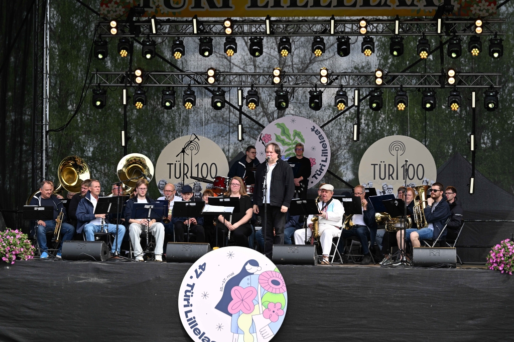 Türi lillelaada avamisel esineb laval Orkester Türi.jpg