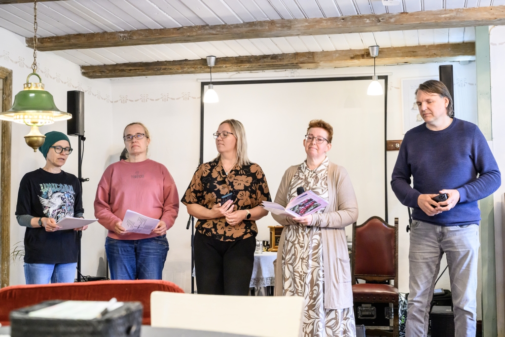 Kirjandusfestivali vabalaval esitasid oma loomingut vasakult Inga Mähar, Triinu Eplik, Merit Oss, Jaanika Reismann ja Valev Väljaots..jpg
