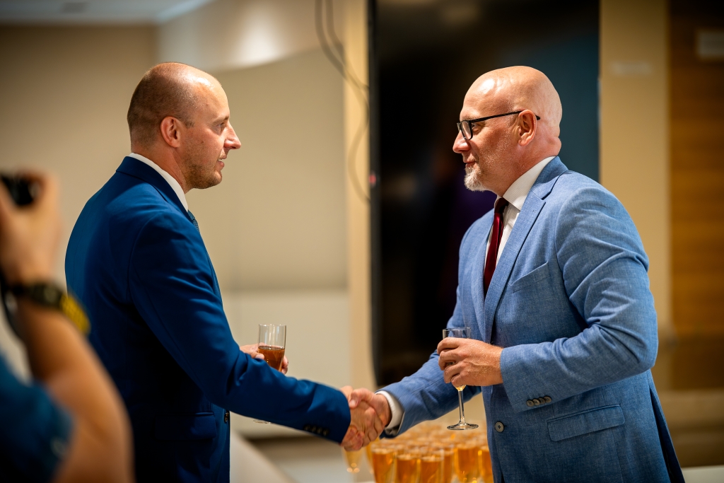 Vallavanem Sulo Särkinen ja Saku abivallavanem Eero Alamaa.jpg