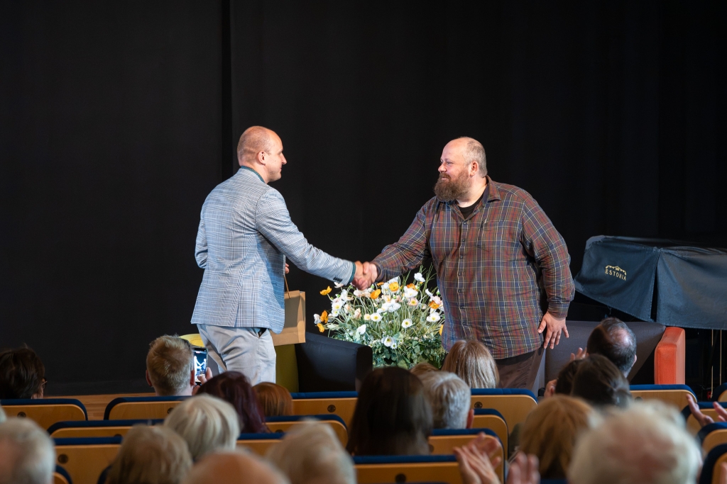 Vallavanem Sulo Särkinen tänab Jaan Pehki.jpg
