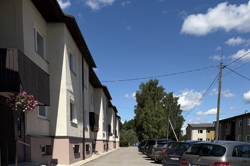 Säreveres Põllu tänav 20 renoveeritud korterelamu.jpg
