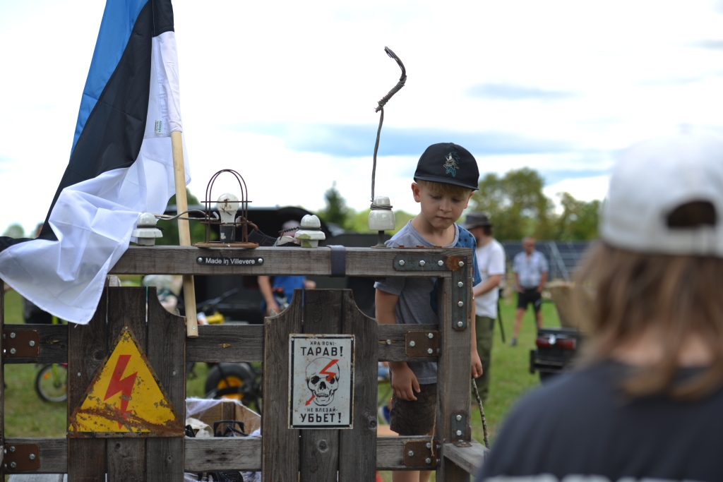 Poiss uurib Villevere leiutajate festivalil omapärast puidust elektriteemalist leiutist..JPG