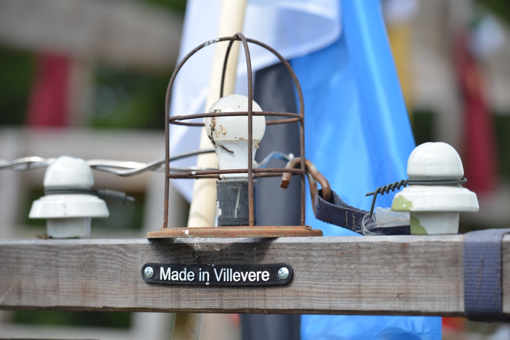 Lähivaade Villeveres valminud leiutisele, millel on vanad elektriisolaatorid, lamp ja silt „Made in Villevere“.JPG