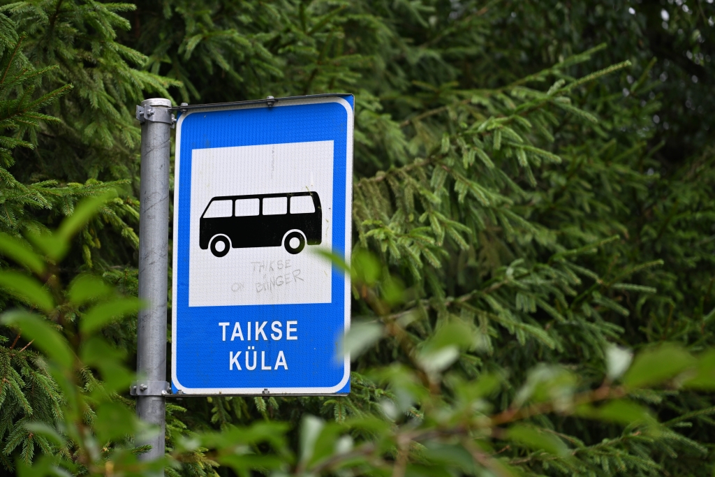 Taikse küla busssipeatuse silt.jpg
