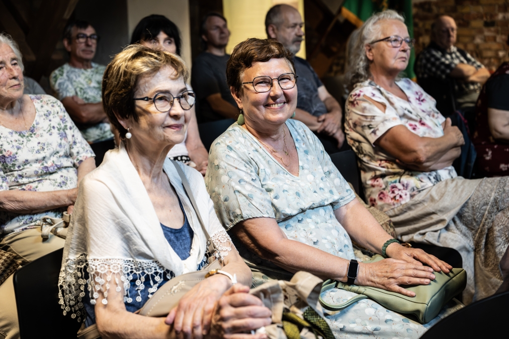 Järvamaa Muuseumi teadur Maie Rüütel kuulab muuseumi 121. sünnipäeva tervitusi ja ettekandeid..jpg