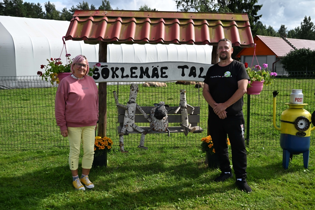 Sõklemäe talu peremees Toomas Proosa ja Türi valla asevallavanem Aime Roosioja Sõklemäe talu sissepääsu juures. Taustal paistab lambakari, millega külastajad said avatud talude päeval tutvuda..jpg