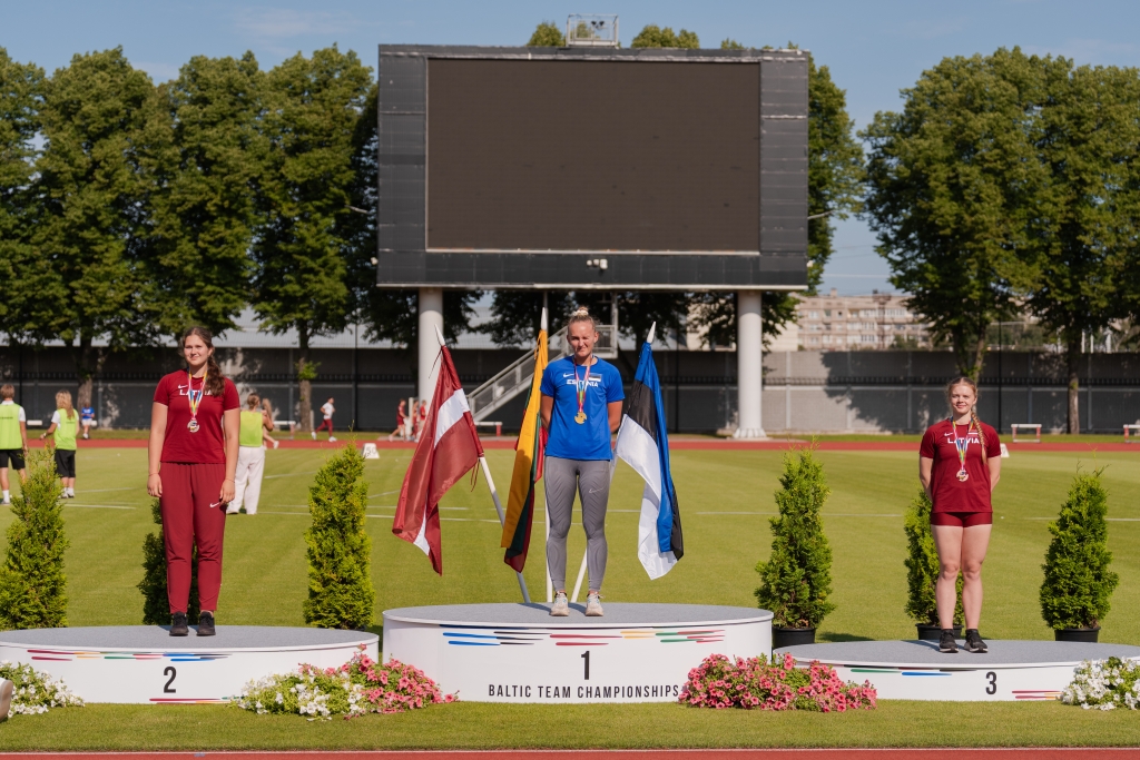 Balti võistkondlike kergejõustiku meistrivõistluste naiste kuulitõuke autasustamisel seisab poodiumi kõrgeimal astmel Eesti koondise sportlane Kai-Melli Kapten, kes võitis kuldmedali. Tema kõrval on Läti sportlased hõbe- ja pronksmedaliga..JPG