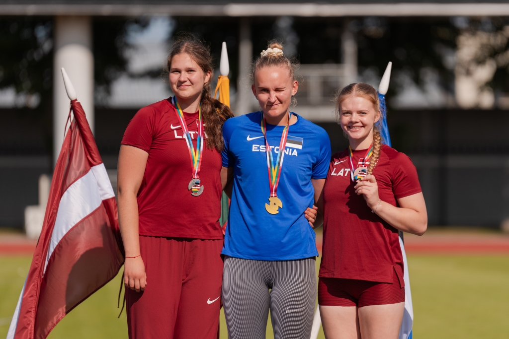 Balti meistrivõistluste naiste kuulitõuke medalivõitjad. Keskel kuldmedali võitnud Eesti koondise sportlane Kai-Melli Kapten, tema kõrval Läti hõbe- ja pronksmedalist..JPG