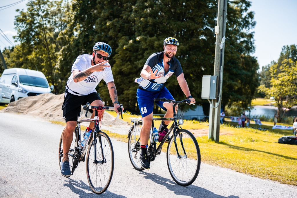 Väätsa tervisekompleksi juhataja ja Türi Spordiklubide Liidu juhatuse liige Taavi Parts (vasakul) Väätsa 3. rahvatriatloni rattarajal koos kaasvõistlejaga.jpg