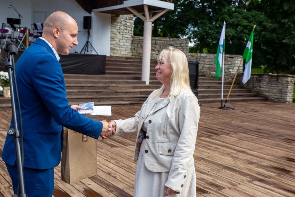 SA Järvamaa nõukogu esimees ja Türi vallavanem Sulo Särkinen annab Paide vallimäel Türi tajuaia „Meeltejärv“ loojale Reelika Marrandile üle tänukirja ja mastivimpli.jpg