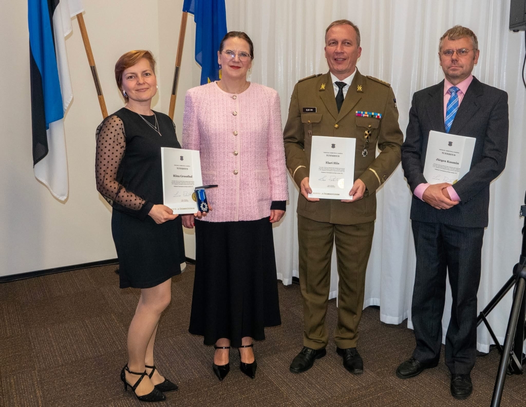 Elari Hiis koos justiits- ja digiminister Liisa-Ly Pakosta ning teiste Vabaduse Tammepärja aumärgi laureaatidega pärast tunnustuse üleandmist.JPG