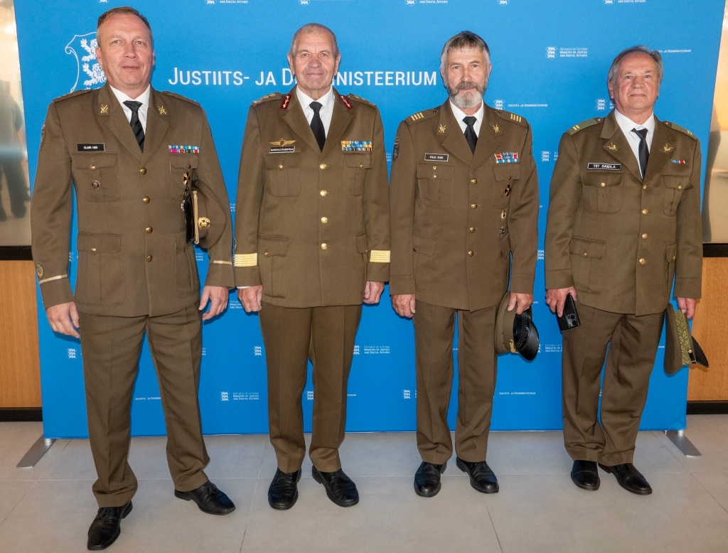 Elari Hiis koos kaitseliitlastega Vabaduse Tammepärja aumärgi üleandmise järel Justiits- ja Digiministeeriumis.JPG