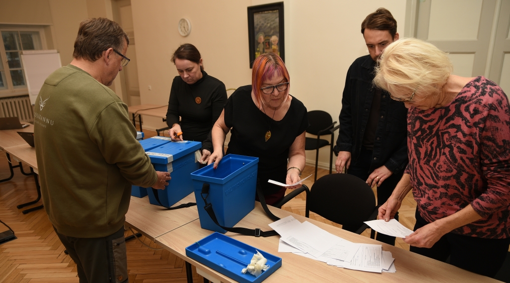 Türi valla kaasava eelarve komisjoni liikmed avavad siniseid hääletuskaste ja loevad laua ümber paberhääli.jpg