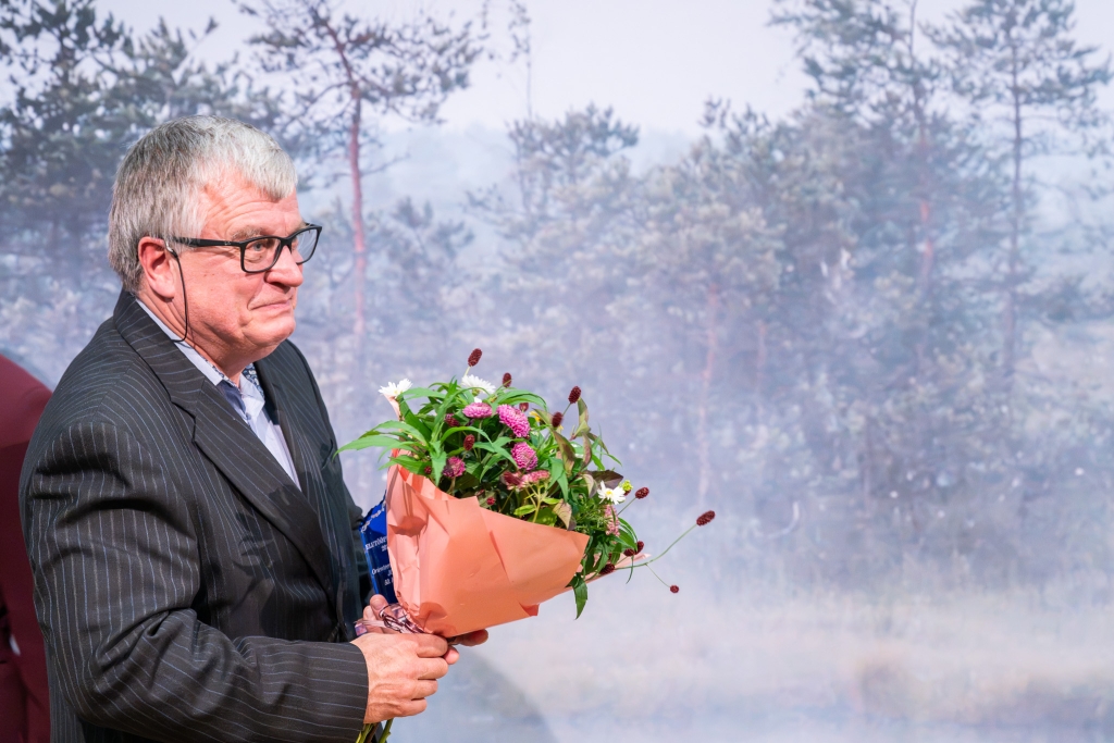 Orienteerumisklubi JOKA president Paul Poopuu pärast klubile omistatud 2026. aasta elutööpreemia vastuvõtmist Järvamaa tervisefoorumil.jpg